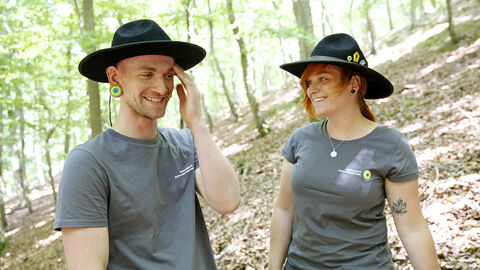 Zwei Ranger stehen gemeinsam im Wald
