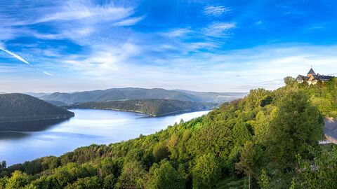 Panoramabild von Edersee mit Schloss Waldeck