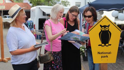 Mehrere Personen schauen sich eine Wanderkarte an