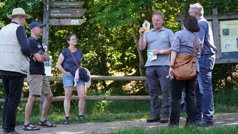 Ranger nimmt mehrere Personen mit auf eine Wanderung durch den Nationalpark.