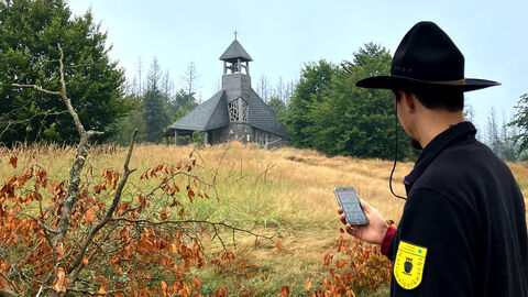 Schatzsuche zur Quernst: Der Quernst-Bound ist eine der drei digitalen GPS-Touren durch den Nationalpark Kellerwald-Edersee. Über die kostenfreie Actionbound-App können Interessierte ab sofort an einer interaktiven Schnitzeljagd durch das Schutzgebiet teilnehmen. Rnager testet Actionbound im Nationalpark Kellerwald-Edersee