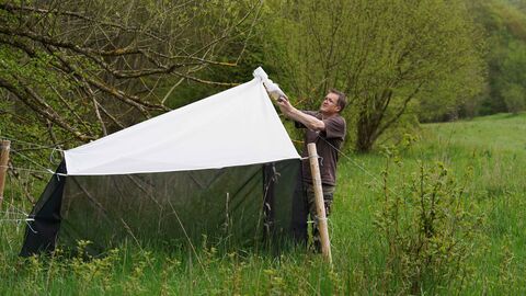 Eine Person leert eine Zeltfalle zur Untersuchung der Insektenvielfalt