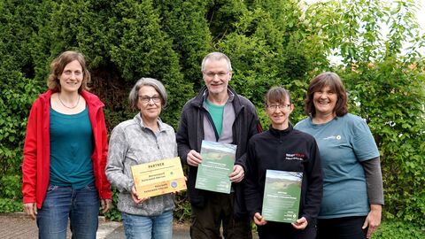 Urkundenübergabe: Zwei Betriebe freuen sich über ihre Urkunde zur Rezertifizierung: SEGYTOUR aus Frankenberg und die Ferienwohnung Lange in Altenlotheim. Der Bauernhof Büchsenschütz und das neue Mitglied der Partnerfamilie, die Ferienwohnung zum Märchenwald aus Bergfreiheit, konnten an diesem Termin nicht teilnehmen und bekommen ihr Zertifikat zum Nationalpark- und Naturpark-Partner nachgereicht. Gruppenfoto der zertifizierten Nationalpark- und Naturpark-Partnerbetriebe