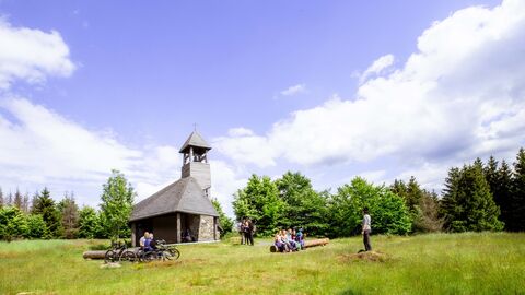 Menschen befinden sich auf dem Areal der Quernstkapelle