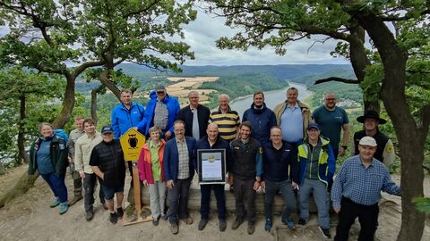 Gruppenfoto zur Rezertifizierung des Urwaldsteigs Edersee
