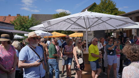 Besuchende auf dem Markt Einheimische und Gäste kamen zum Fest mitten im Dorf und auf der Koppe