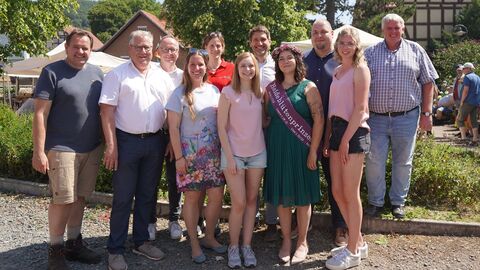 Die Heideblütenprinzessin begrüßt zusammen mit ihren beiden Vorgängerinnen, Bürgermeistern, der Leitung von Nationalpark und Naturpark sowie dem Kreistagsvorsitzenden und der Vizepräsidentin des Hessischen Landtags die Gäste des Heideblütenfestes Heideblütenprinzessin Saija I mit ihren Vorgängerinnen begrüßt zusammen mit den Leitungen von Nationalpark und Naturpark, sowie den regionalen Bürgermeistern, dem Kreistagsovrsitzenden und der Vizepräsidentin des Hessischen Landtags die Gäste des Festes.