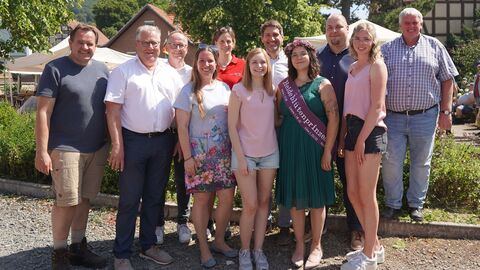 Die Heideblütenprinzessin begrüßt zusammen mit ihren beiden Vorgängerinnen, Bürgermeistern, der Leitung von Nationalpark und Naturpark sowie dem Kreistagsvorsitzenden und der Vizepräsidentin des Hessischen Landtags die Gäste des Heideblütenfestes Heideblütenprinzessin Saija I mit ihren Vorgängerinnen begrüßt zusammen mit den Leitungen von Nationalpark und Naturpark, sowie den regionalen Bürgermeistern, dem Kreistagsovrsitzenden und der Vizepräsidentin des Hessischen Landtags die Gäste des Festes.