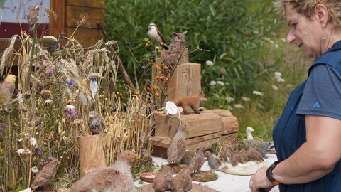 Rebhuhn-Diorama am Naturpark-Stand Der ganze Jahreszyklus der Rebhühner war mit liebevoll und detailsgetreu gefilzten Vögeln nachzuvollziehen.