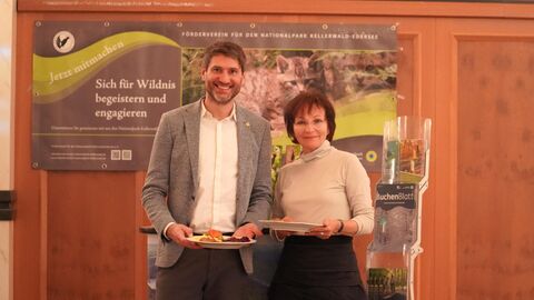 Zwei Personen halten einen Teller mit Essen in den Händen