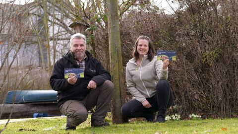 Zwei Personen präsentieren neuen Veranstaltungskalender