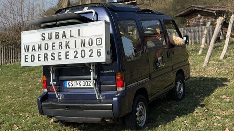 Auto steht auf einer Wiese