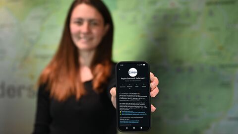 Person hält Handy in die Kamera