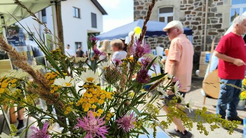 Wiesen-Blumenstrauß vor MArktsänden