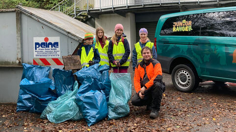 Gruppenfoto der Junior Ranger, die den Müll eingesammelt haben
